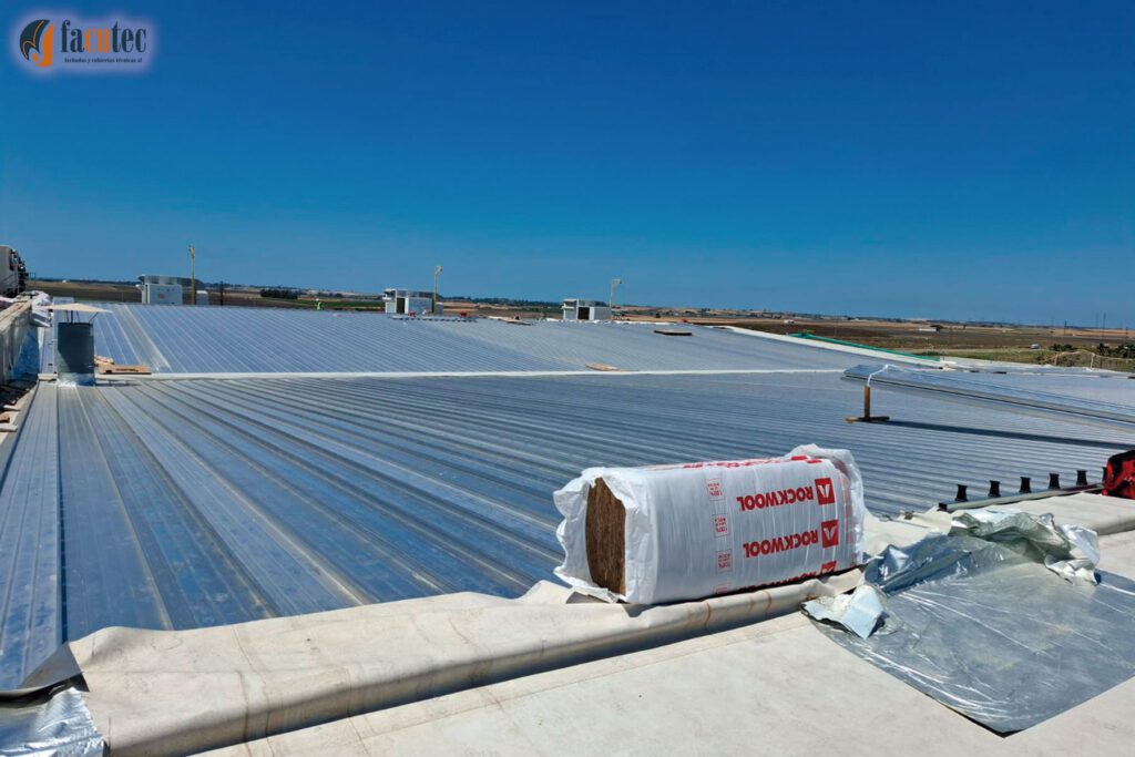 Instaladores de cubiertas y fachadas engatilladas de aluminio KALZIP en Cádiz