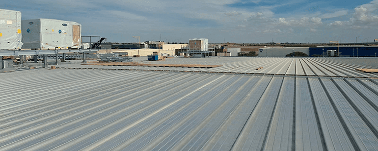 Instaladores de cubiertas engatilladas de aluminio Kalzip